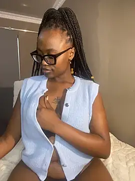 Snapshot of Moonzy77 chatting on 11-17-25, 10:48 Moonzy77 online show from 11-17-25, 10:48