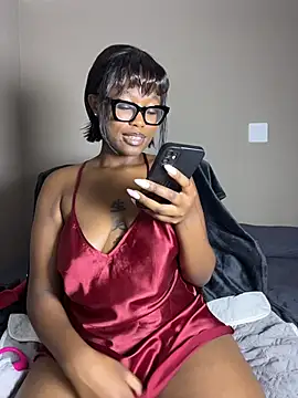 Snapshot of Moonzy77 chatting on 12-19-25, 02:02 Moonzy77 online show from 12-19-25, 02:02