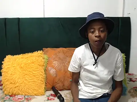 SweetSlenderChoc online show from 02-12-26, 06:47