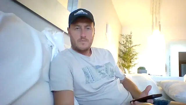 Snapshot of Londonlad818 chatting on 10-29-25, 01:24 Londonlad818 online show from 10-29-25, 01:24