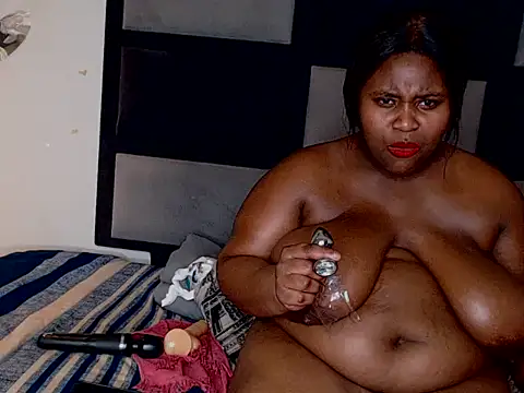 Snapshot of Freaky-boobs chatting on 09-21-25, 02:46 Freaky-boobs online show from 09-21-25, 02:46