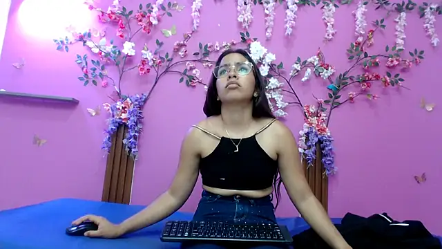 skinnysofia18 online show from 03-05-26, 01:29