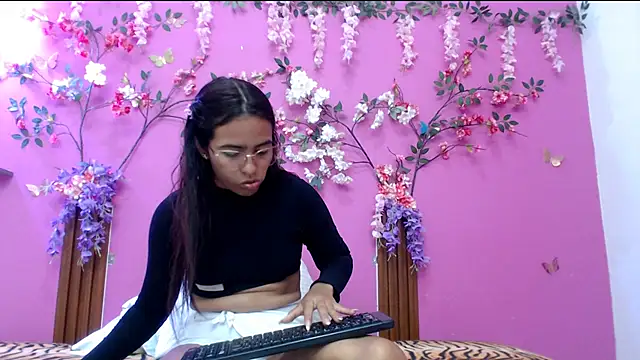 skinnysofia18 online show from 03-29-26, 01:16