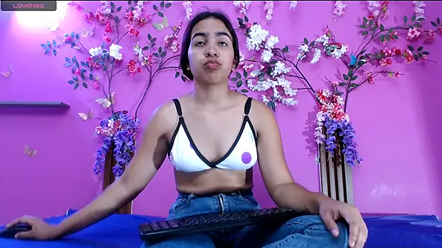 skinnysofia18 online show from 06-22-26, 02:14