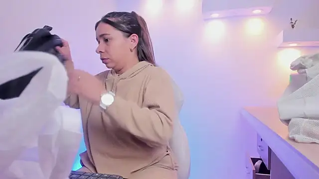 Snapshot of CataleyaAmaya chatting on 10-25-25, 12:02 CataleyaAmaya online show from 10-25-25, 12:02