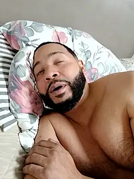 Snapshot of tripping385 chatting on 01-12-26, 02:06 tripping385 online show from 01-12-26, 02:06