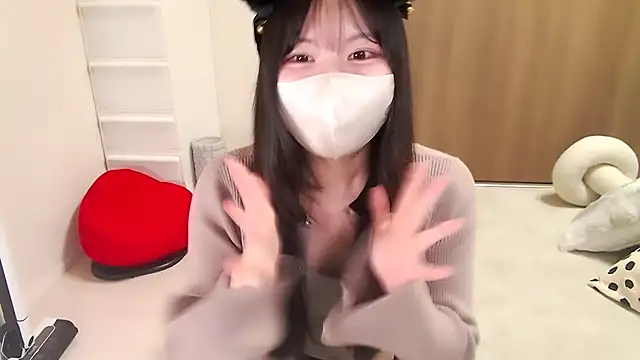 Snapshot of moka-neko chatting on 10-15-25, 11:43 moka-neko online show from 10-15-25, 11:43