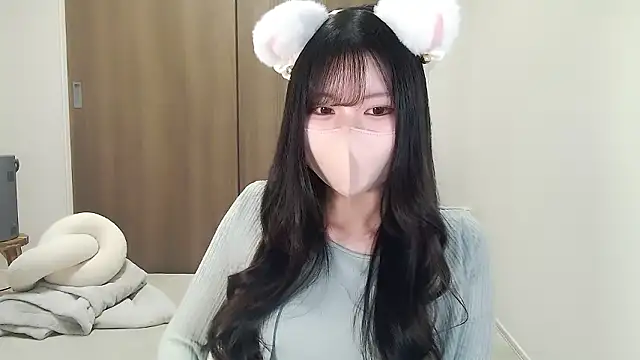 Snapshot of moka-neko chatting on 10-22-25, 11:32 moka-neko online show from 10-22-25, 11:32