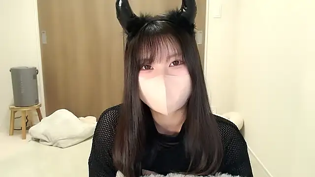 Snapshot of moka-neko chatting on 10-31-25, 11:44 moka-neko online show from 10-31-25, 11:44