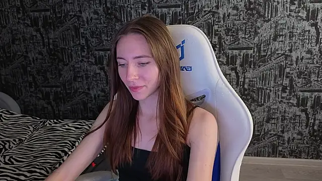 MiaLinder online show from 10-05-25, 03:21