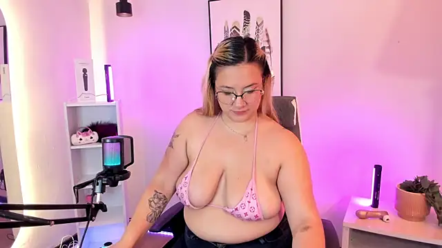 Snapshot of hollie_joliie chatting on 03-03-26, 12:33 hollie joliie online show from 03-03-26, 12:33