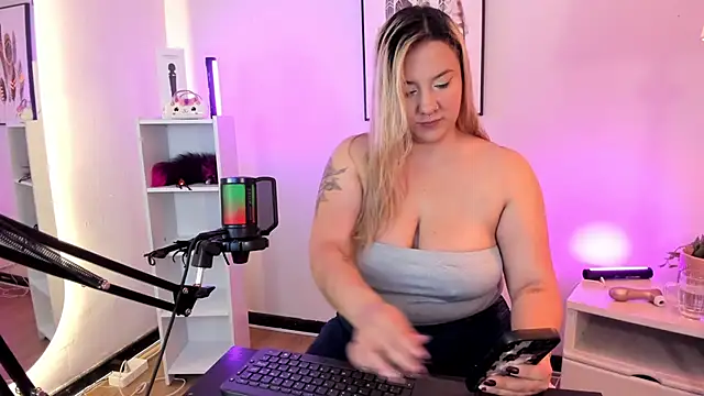 Snapshot of hollie_joliie chatting on 03-16-26, 11:58 hollie joliie online show from 03-16-26, 11:58