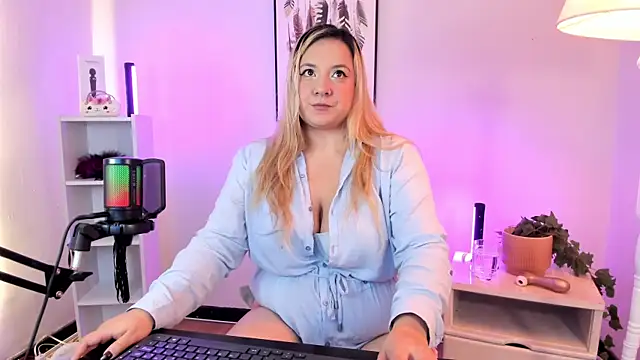 Snapshot of hollie_joliie chatting on 03-20-26, 11:59 hollie joliie online show from 03-20-26, 11:59