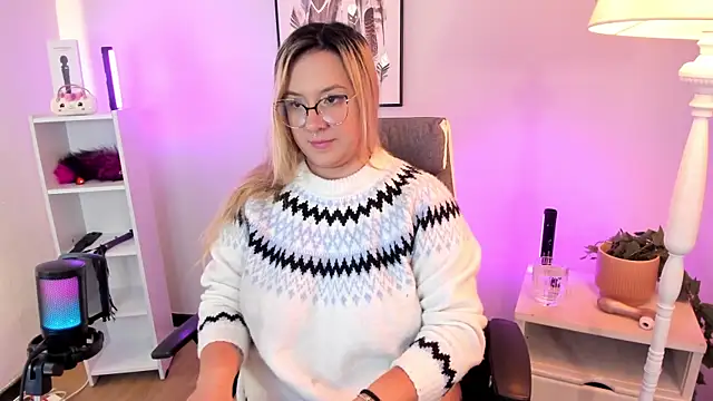 Snapshot of hollie_joliie chatting on 03-26-26, 12:11 hollie joliie online show from 03-26-26, 12:11