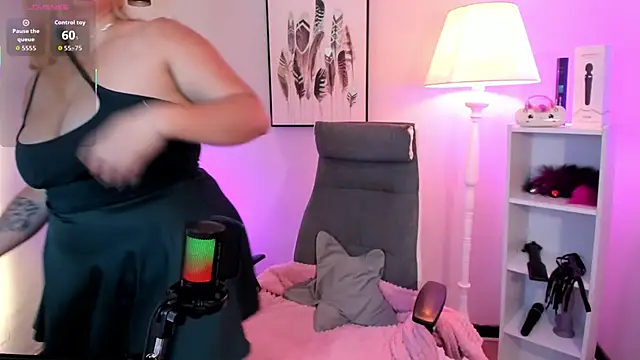 Snapshot of hollie_joliie chatting on 03-28-26, 12:05 hollie joliie online show from 03-28-26, 12:05