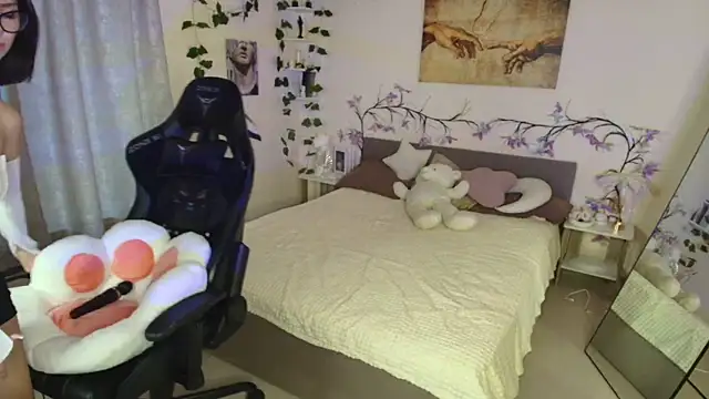 Lunara  Adams online show from 09-28-25, 05:24