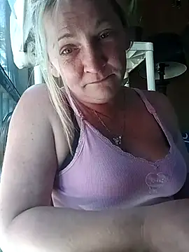 Snapshot of Goldenndoll chatting on 11-15-25, 07:32 Goldenndoll online show from 11-15-25, 07:32