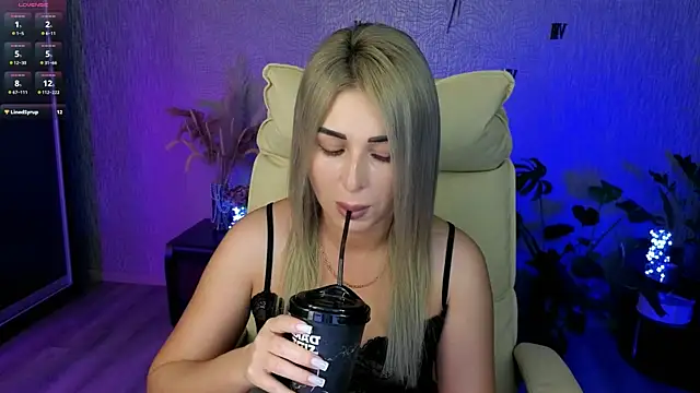 NikkiiStill online show from 06-18-26, 12:33