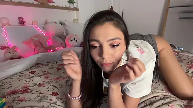 Snapshot of keirasworld chatting on 11-11-25, 12:21 keirasworld online show from 11-11-25, 12:21