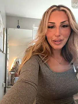 Snapshot of HeidiMae chatting on 10-27-25, 02:21 HeidiMae online show from 10-27-25, 02:21