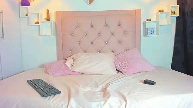 Snapshot of Mia_Suarezzz chatting on 10-17-25, 12:25 Mia Suarezzz online show from 10-17-25, 12:25