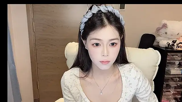 Snapshot of Koi-00 chatting on 11-15-25, 11:21 Koi-00 online show from 11-15-25, 11:21