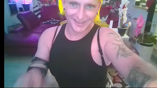 Snapshot of hellgirl1980 chatting on 06-30-26, 05:14 hellgirl1980 online show from 06-30-26, 05:14