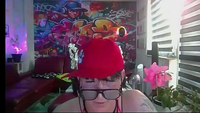 Snapshot of hellgirl1980 chatting on 07-03-26, 11:27 hellgirl1980 online show from 07-03-26, 11:27