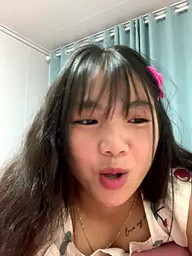 Snapshot of Emlyly-18 chatting on 10-04-25, 02:42 Emlyly-18 online show from 10-04-25, 02:42