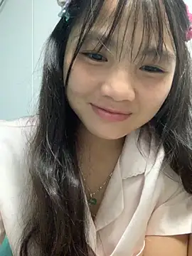 Snapshot of Emlyly-18 chatting on 10-05-25, 02:48 Emlyly-18 online show from 10-05-25, 02:48