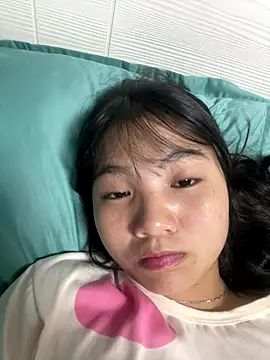 Snapshot of Emlyly-18 chatting on 10-07-25, 12:24 Emlyly-18 online show from 10-07-25, 12:24