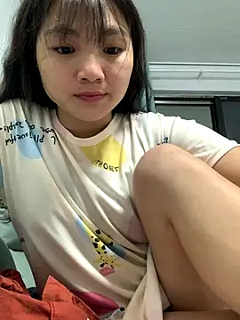 Snapshot of Emlyly-18 chatting on 10-11-25, 03:10 Emlyly-18 online show from 10-11-25, 03:10