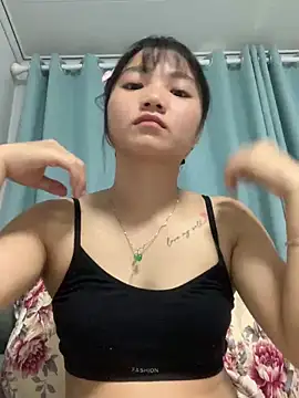 Snapshot of Emlyly-18 chatting on 10-16-25, 02:34 Emlyly-18 online show from 10-16-25, 02:34