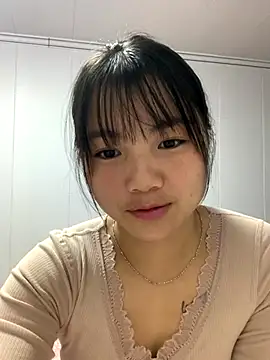 Snapshot of Emlyly-18 chatting on 11-07-25, 03:17 Emlyly-18 online show from 11-07-25, 03:17