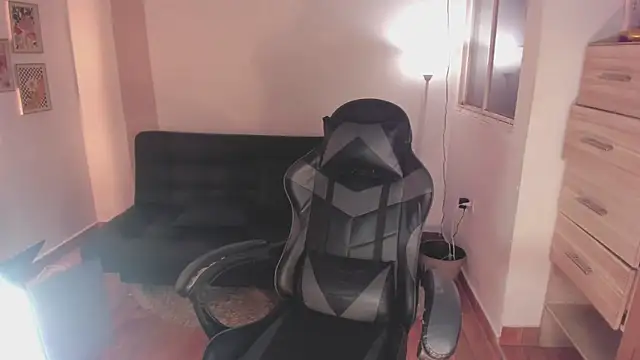 Nikkita Dragon online show from 10-31-25, 02:23