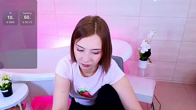 Snapshot of LumMina chatting on 10-05-25, 10:02 LumMina online show from 10-05-25, 10:02