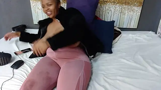 Snapshot of PrettyLisa28 chatting on 09-16-25, 07:04 PrettyLisa28 online show from 09-16-25, 07:04