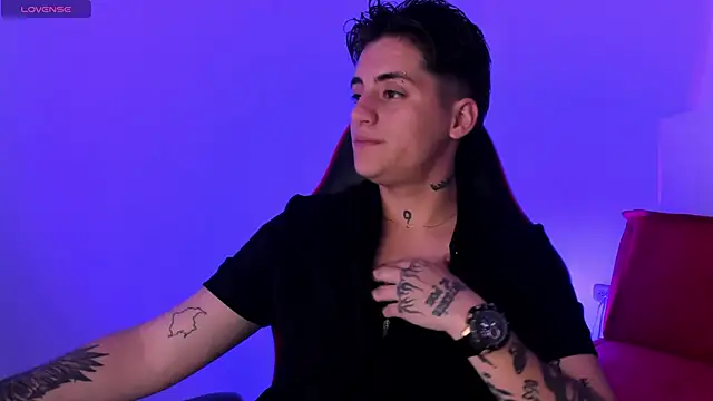 Snapshot of PeytonBox chatting on 09-24-25, 11:24 PeytonBox online show from 09-24-25, 11:24