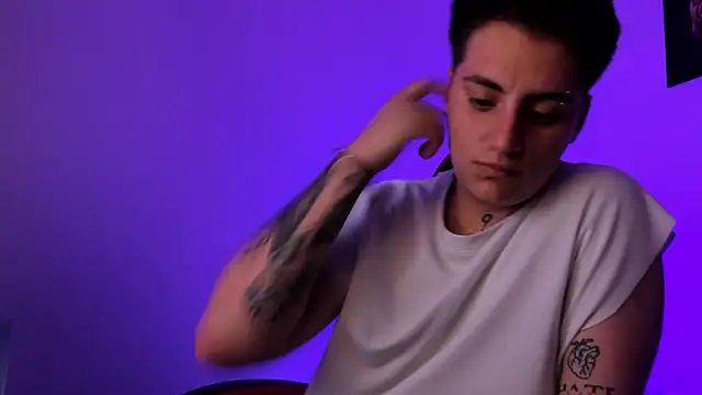 Snapshot of PeytonBox chatting on 09-29-25, 11:37 PeytonBox online show from 09-29-25, 11:37