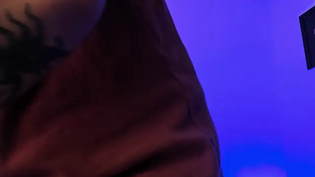 Snapshot of PeytonBox chatting on 10-03-25, 11:51 PeytonBox online show from 10-03-25, 11:51