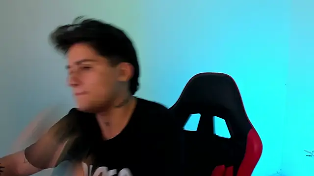 Snapshot of PeytonBox chatting on 10-04-25, 11:19 PeytonBox online show from 10-04-25, 11:19