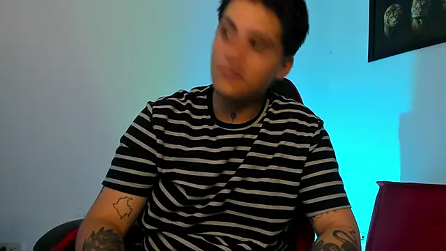 Snapshot of PeytonBox chatting on 10-15-25, 11:32 PeytonBox online show from 10-15-25, 11:32