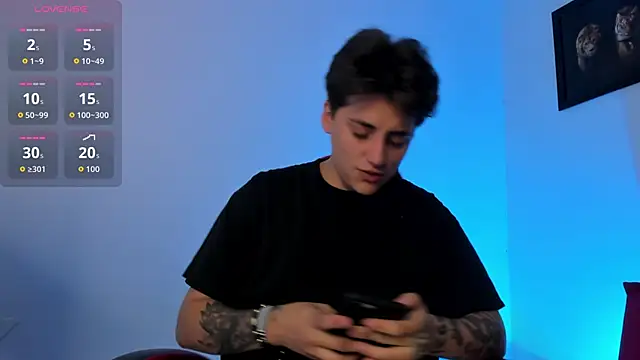 Snapshot of PeytonBox chatting on 10-21-25, 01:34 PeytonBox online show from 10-21-25, 01:34