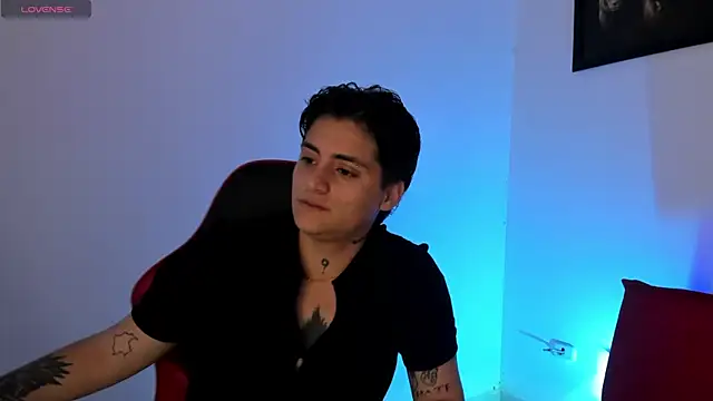 Snapshot of PeytonBox chatting on 10-22-25, 11:54 PeytonBox online show from 10-22-25, 11:54