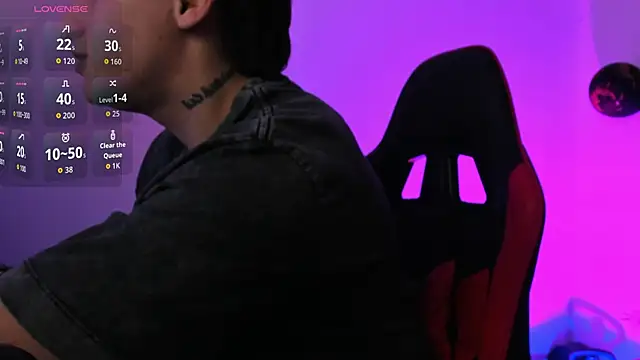 Snapshot of PeytonBox chatting on 10-31-25, 11:33 PeytonBox online show from 10-31-25, 11:33