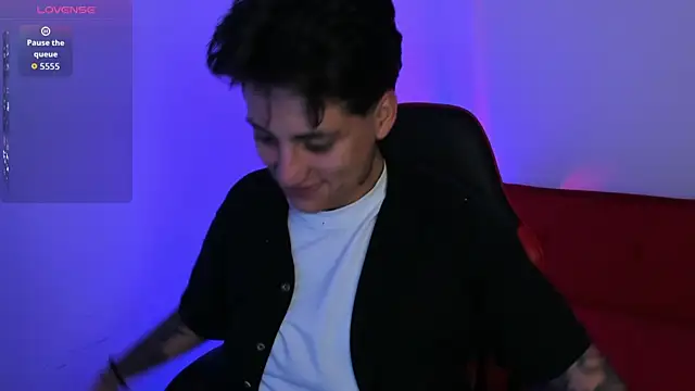 Snapshot of PeytonBox chatting on 11-04-25, 11:42 PeytonBox online show from 11-04-25, 11:42