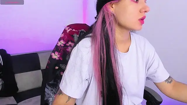 Snapshot of GwenHazel chatting on 10-02-25, 12:23 GwenHazel online show from 10-02-25, 12:23