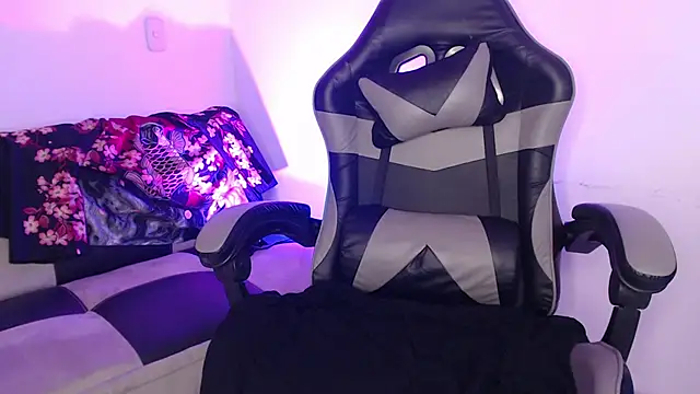 Snapshot of GwenHazel chatting on 10-22-25, 11:43 GwenHazel online show from 10-22-25, 11:43