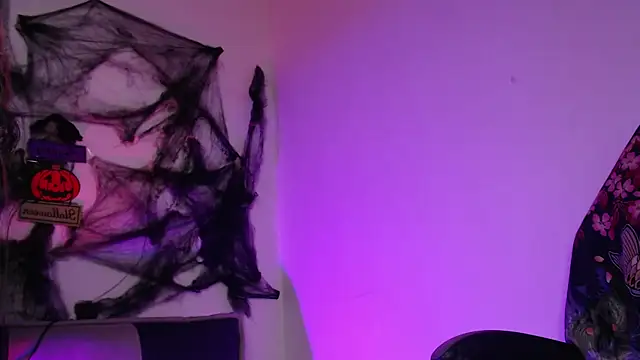 Snapshot of GwenHazel chatting on 10-30-25, 12:17 GwenHazel online show from 10-30-25, 12:17