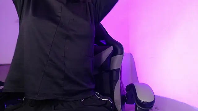 Snapshot of GwenHazel chatting on 11-07-25, 11:21 GwenHazel online show from 11-07-25, 11:21